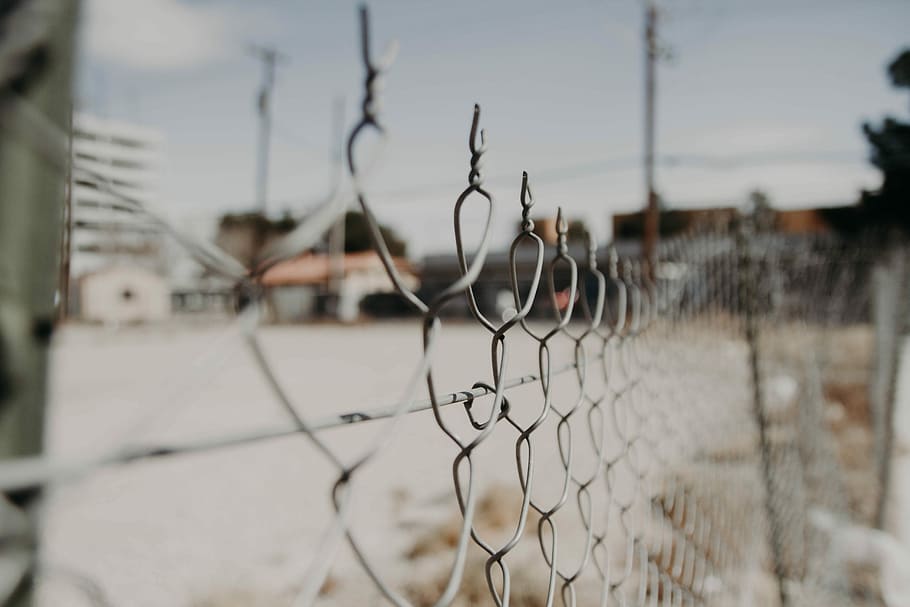 grå, kæde link hegn, cyklon wire hegn, dagtimerne, hegn, chainlink hegn, beskyttelse, bygning udvendig, sikkerhed, arkitektur, barriere, himmel, grænse, fokus på forgrunden, ingen mennesker, bygget struktur, dag, natur, pigtråd, metal, selektiv fokusering, udendørs, bygning, 5K