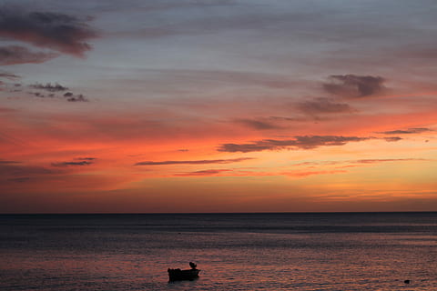slunce, moře, západ slunce, odraz, večer, horizont, Martinique, ležící slunce, obratník, tropický, saint-pierre, Karibské moře, západní nezávislosti, spád, nebe, voda, mrak - nebe, scenics - příroda, horizont nad vodou, krása v přírodě, klid, klidné scény, oranžová barva, Příroda, silueta, soumrak, idylický, nikdo, dramatická obloha, pláž, venku, 5K, CC0, veřejná doména, bez autorských práv