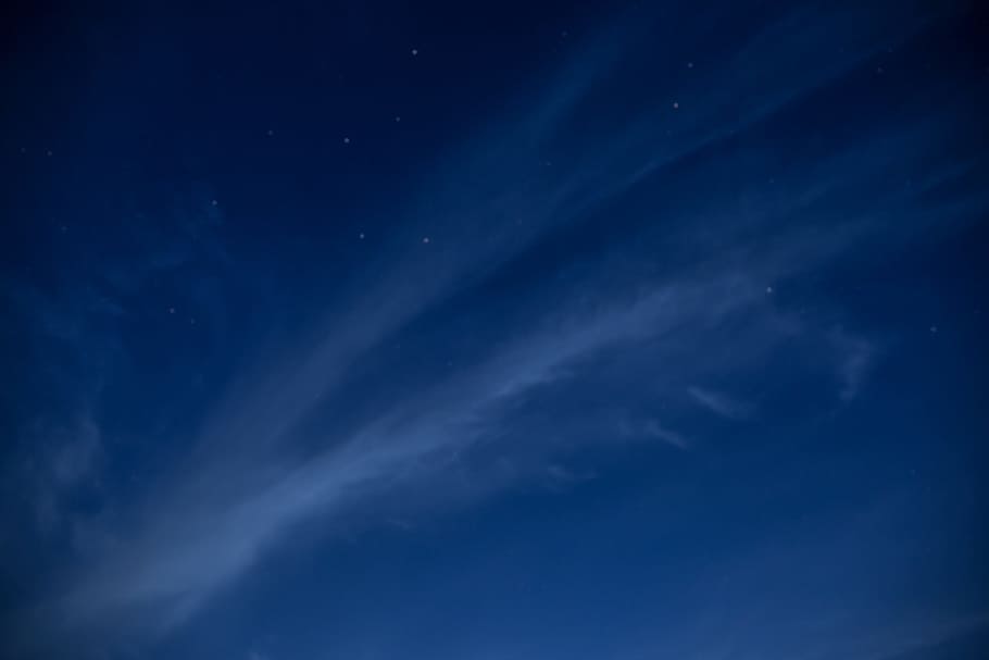 naturalesa, cel, núvols, nit, constel·lacions, estrelles, blau, núvol - cel, cap gent, fons, espai, cel dramàtic, escenics - natura, atmosfera, estrella - espai, bellesa a la natura, tranquil·litat, astronomia, fosc, cel malhumorat, vista d’angle baix, blau fosc, brillant, Wispy, meteorologia, 2K