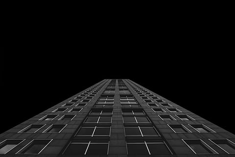 worm, eye view foto, gebouw, nachttijd, lage hoek foto, grijs, beton, foto, toren, architectuur, technologie, zwarte kleur, achtergronden, computer, donker, zwart en wit, kopie ruimte, ingebouwde structuur, buitenkant van het gebouw, geen mensen, zwarte achtergrond, groot hoog, lage hoekweergave, hemel, stad, nacht, kantoorgebouw buitenkant, heldere lucht, modern, wolkenkrabber, kantoor, natuur, buitenshuis, verlicht, direct onder, 4K, CC0, publiek domein, royaltyvrij