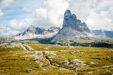 formasi batuan, lebar, rumput lapangan, berawan, biru, langit, siang hari, gunung, seberang, tanah, awan, pegunungan, puncak, punggung bukit, batu, pemandangan, sihir, turis, hiking, moutain, musim panas, liburan, Italia, dolomit, lumut, scenics - alam, awan - langit, keindahan di alam, lingkungan Hidup, alam, tujuan wisata, hari, padat, batu - benda, adegan yang tenang, tidak ada orang, di luar rumah, ketenangan, puncak gunung, pembentukan, 4K, CC0, domain publik, bebas royalti