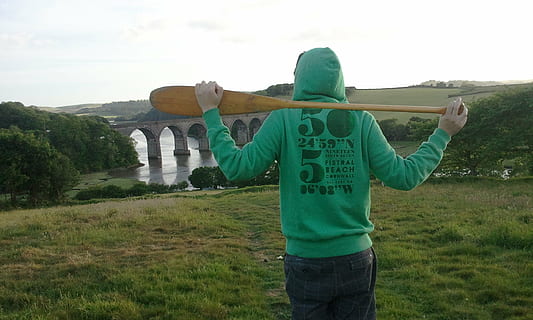 vista, vogatore, canottaggio, remo, pagaia, ponte, kayak, fiume, estate, canoa, riga, acqua, una persona, abbigliamento casual, cielo, colore verde, attività di svago, retrovisore, pianta, in piedi, erba, natura, tre quarti, giorno, braccio umano, paesaggio, ambiente, persone reali, uomini, campo, all'aperto, 2K, CC0, dominio pubblico, privo di copyright