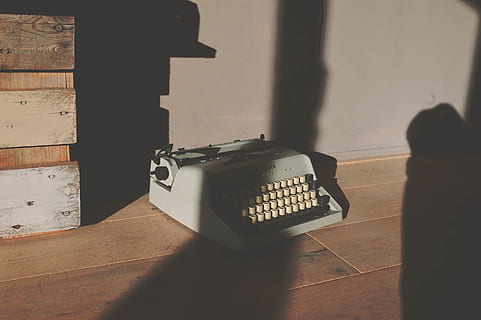 grigio, bianca, macchina da scrivere, ancora, elementi, cose, legna, pavimento, pallet, muri, luce, ombre, in casa, tecnologia, luce del sole, avvicinamento, in stile retrò, tavolo, ombra, comunicazione, natura morta, temi fotografici, connessione, caratteristica della parete, nessuno, antico, macchina fotografica - attrezzatura fotografica, giorno, analogico, interno di casa, messa a fuoco selettiva, Camera digitale, materiale elettrico, 2K, CC0, dominio pubblico, privo di copyright
