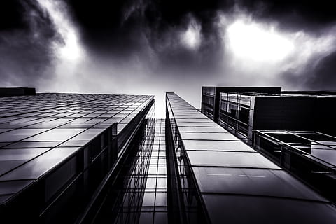 gråtonebillede, orm øjenfotografering, højhus, bygning, arkitektur, skyer, overskyet, mørk, briller, lavvinkelfotografering, monokrom, perspektiv, afspejling, skyskraber, høj, vinduer, bygget struktur, sky - himmel, himmel, bygning udvendig, by, natur, kontorbygning udvendig, moderne, udendørs, kontor, ingen mennesker, transportmidler, lav vinkel visning, forretning, rækværk, sollys, faldende perspektiv, 4K, CC0, offentligt domæne, royaltyfrie