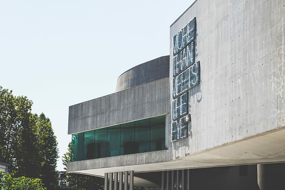 šedá, splňuje, oko, budova, víc, než se zdá, beton, stavba, exteriér budovy, architektura, moderní, den, venku, nebe, Příroda, nízký úhel pohledu, nikdo, čisté nebe, strom, sklo - materiál, rostlina, kancelář, město, kancelářská budova exteriér, slunečního světla, okno, 5K