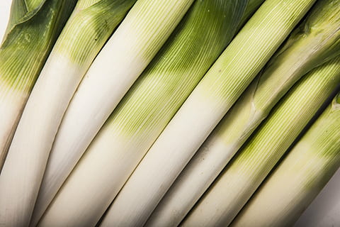 pórek, zelenina, zelená, vege, Příroda, Napájení, tradiční, pozadí, celý rám, zelená barva, zeleniny, abstraktní, svěžest, detail, nikdo, jídlo, vzor, list, rostlinné části, blahobyt, stálý život, syrové potraviny, bílá barva, Zdravé stravování, uvnitř, texturou, jídlo a pití, rostlina, velká skupina objektů, palmový list, 4K, CC0, veřejná doména, bez autorských práv