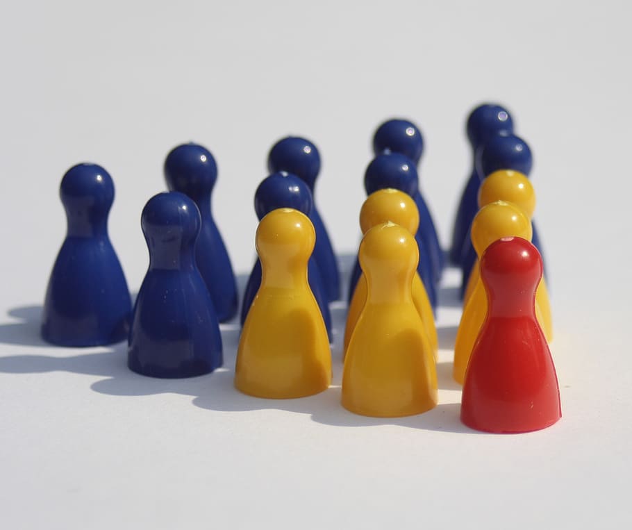 blau, groc, vermell, decoració de taula, jerarquia, grup, xifres, jugar a la pedra, col · locat, món del treball, xef, empleat, personal, executiu, especialista, estructura, joc de taula, a l'interior, jocs d’oci, joc, tir de l'estudi, multicolor, natura morta, cap gent, primer pla, fons blanc, peó - peça d’escacs, en fila, gran grup d'objectes, relaxació, ordre, arranjament, taula, grup d'objectes, costat a costat, estratègia, cavaller - peça d’escacs, 1080P