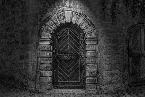 foto em tons de cinza, em forma de arco, Preto, de madeira, porta do painel, porta, objetivo, fechadas, místico, entrada da casa, porta da frente, portão, velho, nostalgia, b w, iluminação, Antiguidade, arquitetura, Preto e branco, estrutura construída, ninguém, construção, Entrada, arco, exterior do edifício, dia, história, o passado, abandonado, parede, recurso de construção de parede, madeira - material, segurança, casa, deterioração, parede de pedra, 5K, CC0, domínio público, royalty free