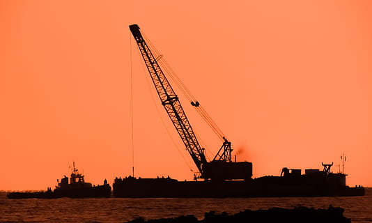grua, flotante, construcción, trabajando, puerto, profundizando, tirón, tarde, oscuridad, puesta de sol, silueta, industria, Industria del aceite, grúa - maquinaria de construcción, agua, transporte, negocio, Transporte de carga, muelle, barco náutico, Envío, maquinaria, cielo, enviar, mar, naturaleza, modo de transporte, muelle comercial, al aire libre, la contaminación del aire, 4K, CC0, dominio público, libre de derechos