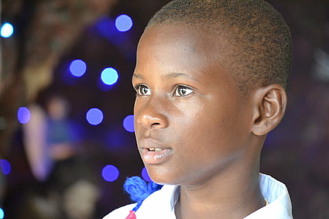 aussehen, Kind, Weihnachten, Vision, Gesicht, Glück, Frieden, schwarz, afrikanische ethnizität, Menschen, Nacht-, eine Person, afrikanischer Abstammung, Porträt, Kopfschuss, junger Erwachsener, Körperteil, Fokus auf den Vordergrund, Nahansicht, Emotion, Stadt, Erwachsene, Haar, Frau, die Architektur, lächelnd, schwarzes Haar, Frisur, Profilansicht, Teenager, 1080P, CC0, gemeinfrei, lizenzfrei