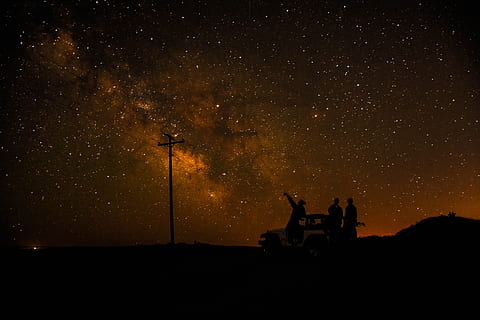 fotografia de silhueta, pessoas, céu de estrelas, silhueta, fotografia, sob as estrelas, céu, noite, estrela - espaço, via Láctea, natureza, astronomia, Sombrio, por do sol, ao ar livre, espaço, sentado, scenics - natureza, homens, beleza na natureza, modo de transporte, transporte, galáxia, duas pessoas, infinidade, terra, campo de estrelas, campo, 5K, CC0, domínio público, royalty free