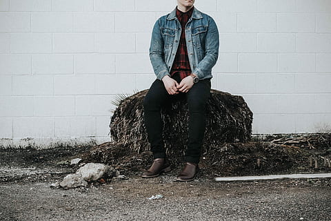 uomo, indossare, blu, denim, occidentale, camicia, seduta, Il prossimo, bianca, calcestruzzo, parete, giacca di jeans, roccia, ceppo, avvio, persona, una persona, animali domestici, un animale, mammifero, domestico, caratteristica della parete, abbigliamento casual, giorno, uomini, adulto, canino, persone reali, cane, capi di abbigliamento, architettura, lunghezza intera, disordinato, jeans, 5K, CC0, dominio pubblico, privo di copyright