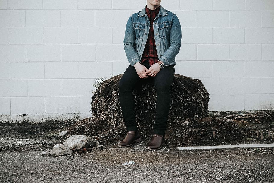 uomo, indossare, blu, denim, occidentale, camicia, seduta, Il prossimo, bianca, calcestruzzo, parete, giacca di jeans, roccia, ceppo, avvio, persona, una persona, animali domestici, un animale, mammifero, domestico, caratteristica della parete, abbigliamento casual, giorno, uomini, adulto, canino, persone reali, cane, capi di abbigliamento, architettura, lunghezza intera, disordinato, jeans, 5K