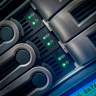 datamaskin, hukommelse, lagringsmedium, data, teknologi, harddisk, elektronikk, pc, digitalt, hdd, forbindelse, maskinvare, den, disk, vitenskap, datailaufnahme, datalager, nærbilde, utstyr, ingen folk, innendørs, maskineri, metall, Nummer, kommunikasjon, belyst, full ramme, stilleben, grønn farge, kontrollpanel, styre, trykknapp, glødende, industri, knapp, 1080P, CC0, offentlig domene, opphavsrett gratis