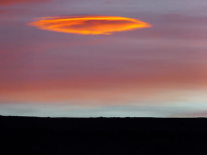 sortida del sol, núvol, vermell, taronja, humor, linsenförmig, cel, bellesa a la natura, posta de sol, medi ambient, tranquil·litat, escenics - natura, silueta, naturalesa, color taronja, cap gent, núvol - cel, cel dramàtic, escena tranquil·la, paisatge, espai, vespre, a l'aire lliure, idíl·lic, còpia espai, cel romàntic, 4K, CC0, domini públic, lliure de regalies