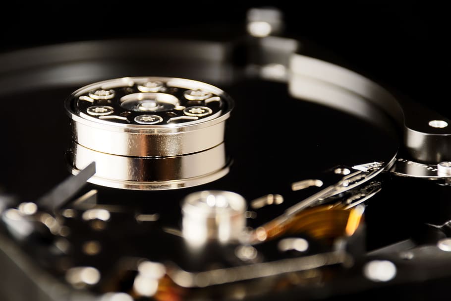 poc profund, focalitzar la fotografia, dur, unitat de disc, memòria, suport d’emmagatzematge, disc dur, hdd, tecnologia, digital, ordinador, PC, electrònica, servidor, edp, primer pla, cap gent, metall, a l'interior, enfocament selectiu, brillant, sol objecte, tir de l'estudi, connexió, música, obert, vista d’angle alt, precisió, equipament, cultura i entreteniment artístic, reflexió, comunicació, equipament elèctric, 2K