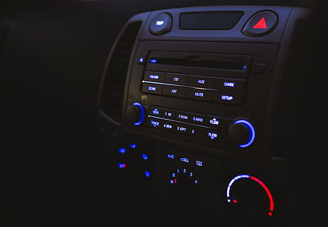Fahrzeug Stereo, gedreht, grau, Fahrzeugmittelstapel, Autoradio, Musikplayer, Taste, elektronisch, CD-Player, Stereo, Instrumententafel, Technologie, Ausrüstung, Auto, beleuchtet, Nacht-, keine Leute, Schalttafel, drinnen, Transport, Fahrzeuginnenraum, Kommunikation, Autoinnenraum, Transportmittel, Nahansicht, Kraftfahrzeug, Landfahrzeug, Steuerung, Musik-, Blau, elektrische Ausrüstung, 4K, CC0, gemeinfrei, lizenzfrei