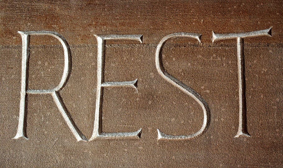 text de repòs, descans, relaxa't, recuperació, relaxació, pausa, espera, inscripció, pedra, cansat, esgotat, dormir, calma, esgotament, càrrega, fatiga, estrès, estressat, dia, cap gent, funció de construcció de parets, a l'aire lliure, fons, art i artesania, creativitat, primer pla, textura, arquitectura, paret, directament a sobre, text, estructura construïda, comunicació, esport, nombre, marc complet, patró, concret, 4K