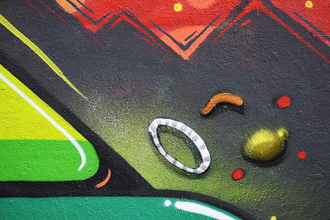 multicolor, graffiti de paret, primer pla, fotografia, paret, color, patró, resum, graffiti, art i artesania, creativitat, cap gent, representació, vista d’angle alt, representació animal, signe, color verd, carretera, temes d'animals, artesania, animal, a l'interior, dia, transport, símbol, natura morta, comunicació, papallona - insecte, 5K, CC0, domini públic, lliure de regalies