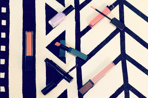 make-up produktu hodně, horní, bílý, Černá, dřevěný, povrch, makeup, produkt, hodně, na vrchu, směr, vedení, přeprava, dopravní značka, venku, den, celý rám, nikdo, pozadí, vzor, uvnitř, detail, nástěnný prvek, architektura, stavba, bílá barva, kov, podepsat, tvar, svítí, geometrický tvar, osvětlovací zařízení, sdělení, 1080P, CC0, veřejná doména, bez autorských práv