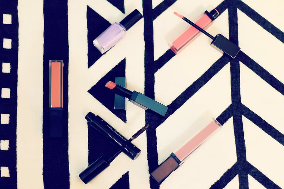 make-up produktu hodně, horní, bílý, Černá, dřevěný, povrch, makeup, produkt, hodně, na vrchu, směr, vedení, přeprava, dopravní značka, venku, den, celý rám, nikdo, pozadí, vzor, uvnitř, detail, nástěnný prvek, architektura, stavba, bílá barva, kov, podepsat, tvar, svítí, geometrický tvar, osvětlovací zařízení, sdělení, 1080P