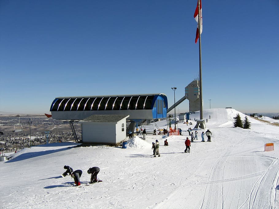 parque olimpico de canada, alberta, edificio, Canadá, bandera, parque Olímpico, dominio publico, nieve, invierno, esquí, deporte, al aire libre, montaña, vacaciones, pista de esquí, temperatura fría, Alpes europeos, naturaleza, gente, deporte de invierno, complejo turístico, deportes y fitness, estación de esquí, día, patriotismo, cielo, arquitectura, cielo limpio, viaje, estructura construida, azul, soleado, congelado, exterior del edificio, destinos de viaje, 2K