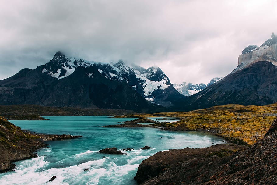 corpo, acqua, circondato, montagne, montagna, paesaggio, nube, lago, fiume, la neve, patagonium, nuvoloso, Marrone, giallo, blu, vivace, scenics - natura, bellezza nella natura, ambiente, nuvola - cielo, cielo, catena montuosa, temperatura fredda, inverno, natura, montagna innevata, scena tranquilla, destinazioni di viaggio, nessuno, picco di montagna, ghiaccio, all'aperto, 5K