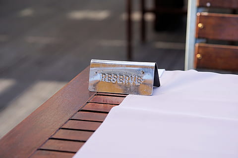 selettivo, foto di messa a fuoco, grigio, inossidabile, riserva d'acciaio, sbalzato, ornamento, Marrone, di legno, tavolo, ristorante, riservato, personaggi, nessuno, avvicinamento, giorno, concentrarsi sulle conoscenze acquisite, legno - materiale, comunicazione, natura morta, testo, metallo, luce del sole, assenza, acqua, natura, all'aperto, vista dall'alto, numero, singolo oggetto, posto a sedere, color argento, 5K, CC0, dominio pubblico, privo di copyright