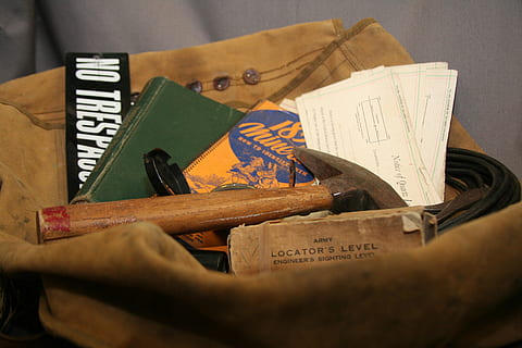 assortit, articles, col · locat, superior, marró, tela de camussa, aventura, mapes, eines, exploració, viatge, descobriment, vacances, mapa del tresor, mapa vintage, viatjar, viatges d'aventura, vell, senderisme, mineria, equipament, actiu, trek, vintage, a l'interior, paper, natura morta, text, comunicació, taula, primer pla, enfocament selectiu, material de fusta, guió occidental, cap gent, llibre, publicació, grup d'objectes, bossa, Caixa, contenidor, negocis, etiqueta, pila, 2K, CC0, domini públic, lliure de regalies