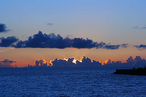 Sonnenuntergang, Orange, Wolke, Meer, Marineblau, Antomasako, Blau, Ishigaki-Insel, Okinawa, Japan, sinken, Natur, Dämmerung, Himmel, wolke - himmel, szenen, Wasser, Sommer-, Landschaft, Silhouette, Schönheit in der Natur, Szenen - Natur, keine Leute, ruhige Szene, Ruhe, Ufergegend, idyllisch, draußen, orange Farbe, Panorama-, Nicht-städtische Szene, städtische Skyline, 2K, CC0, gemeinfrei, lizenzfrei
