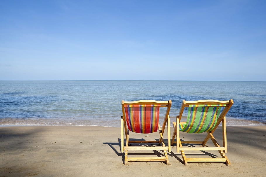 zwei, braun, hölzern, Liegestühle, Strand, Meer, Aussicht, Ozean, Wasser, Himmel, Sand, tropisch, Reise, Sommer-, Sonne, seelandschaft, Horizont über Wasser, Abwesenheit, Urlaube, ruhige Szene, Ruhe, Entspannung, Horizont, Stuhl, Land, Schönheit in der Natur, Sitz, Szenen - Natur, Natur, kopieren sie platz, klarer Himmel, keine Leute, draußen, Stuhl im Freien, 1080P