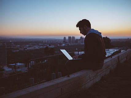 Mann, Sitzung, Beton, Backstein, geöffnet, Laptop, Runde, Kante, Gebäude, mit, Laptop-Computer, Bearbeitung, Aussicht, Computer, Horizont, Sonnenuntergang, Dach, Männer, eine Person, Menschen, draußen, kaukasischer Abstammung, Erwachsene, suchen, Himmel, Nur ein Mann, Nur Männer, nur für Erwachsene, die Architektur, echte Menschen, Natur, Freizeitbeschäftigung, gebaute Struktur, Geländer, Lebensstile, junger Erwachsener, Kommunikation, Technologie, Stadt, Gebäudehülle, Aktivität, Seitenansicht, kabellose Technologie, Stadtbild, 4K, CC0, gemeinfrei, lizenzfrei