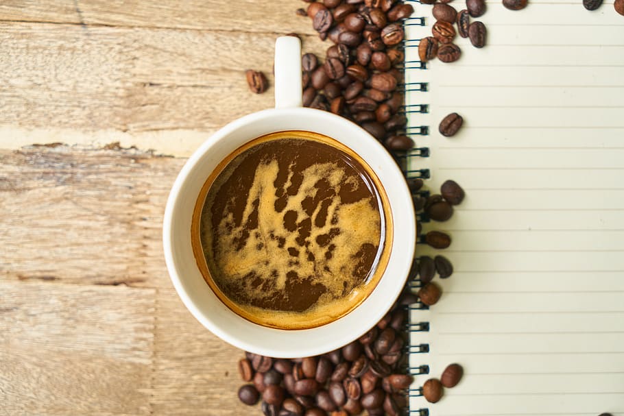 cafè, cafeïna, tassa, begudes, al matí, foto, bon dia, despertar, espresso, foto de menjar, cappuccino, marró, menjar, taula, fotografia, tassa de cafè, cafeteria, macro, fons, fusta, nutrició, latte, beure, cuina, alimentació saludable, menjar saludable, deliciós, foto del producte, salut, estil de vida saludable, bonic, fresc, ningú, imatge en color, nucli, llavor, textura, primer pla, detall, color, cap gent, colors vius, horitzontal, enfocament selectiu, quadern, bolígraf, el treball, llegir, escriure, treballar, oficina, curs, pàgina, menjar i beguda, cafè - beguda, natura morta, directament a sobre, refresc, gra de cafè torrat, frescor, a l'interior, beguda calenta, vista d’angle alt, material de fusta, begudes sense alcohol, 5K