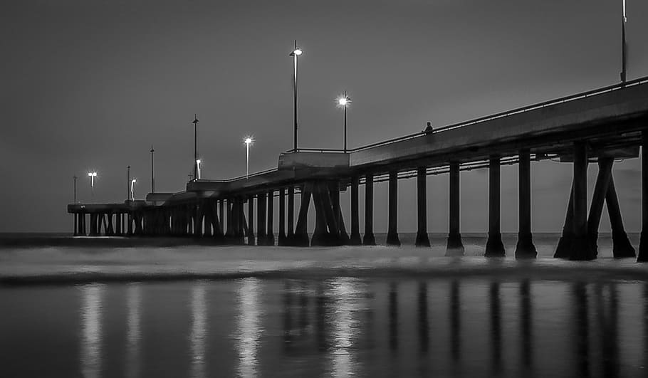 strand, nat, ocean, lys, berolige, sort, hvid, mennesker, vand, bro, venedig, mole, bro - menneskeskabt struktur, hav, afspejling, himmel, ingen mennesker, arkitektur, bygget struktur, natur, belyst, havnefronten, forbindelse, ro, scenics - natur, rolig scene, 1080P