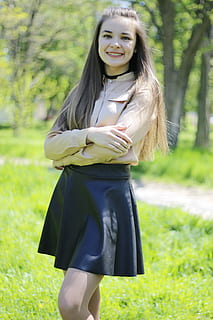 studentów, badanie, olimpiadnye, tylko jedna kobieta, tylko kobiety, długie włosy, tylko jedna młoda kobieta, jedna osoba, uśmiechnięty, patrząc na aparat, prawdziwi ludzie, trzy czwarte długości, roślina, kobiety, fryzura, portret, młody dorosły, skupić się na pierwszym planie, trawa, włosy, wylądować, młode kobiety, styl życia, szczęście, spędzania wolnego czasu, śliczna kobieta, moda, na dworze, 5K, CC0, domena publiczna, darmowe zdjęcia