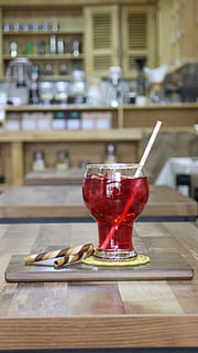 Juice, drikkevarer, cafe, drikke, bord, træ - materiale, drikkeglas, alkohol, mad og drikke, rød, fokus på forgrunden, forfriskning, tæt på, ingen mennesker, glas, husholdningsudstyr, indendørs, mad, friskhed, cocktail, frugt, stilleben, sund kost, 2K, CC0, offentligt domæne, royaltyfrie