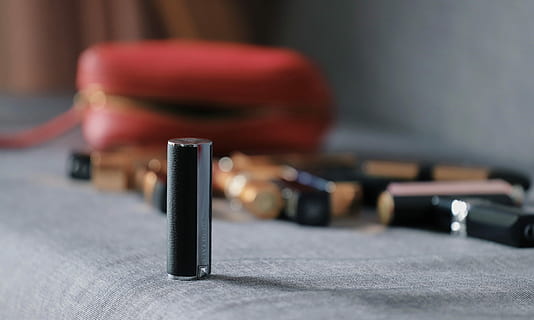 grau, Tube, Sofa, Lippenstift viel, Fall, bilden, Tasche, drinnen, Musik-, keine Leute, Nahansicht, Musikinstrument, selektiver Fokus, Kunst, Kultur und Unterhaltung, Musikausrüstung, Technologie, Tabelle, Stillleben, Tontechnik, Fokus auf den Vordergrund, schwarze Farbe, Ausrüstung, rot, Verbindung, Studioaufnahme, einzelnes Objekt, 5K, CC0, gemeinfrei, lizenzfrei