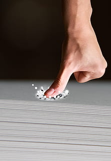 druk, het drukken, afdrukken, printer, zetterij, ambacht, modern, reclame afdrukken, bedrijf, printtechnologie, grafische industrie, reclame, Werbetechnik, technologie, papier, duim, kleur, wit, mechanisch, ontwerp, creatief, hand-, fantasie, idee, achtergrond, creativiteit, symbool, vinger, compenseren, een persoon, menselijk lichaamsdeel, binnenshuis, lage sectie, lichaamsdeel, vrouw, menselijke hand, menselijk been, volwassen, studio opname, blootsvoets, schaduw, tafel, onherkenbaar persoon, echte mensen, vrijetijdsbesteding, staand, menselijke voet, nagel, menselijke ledemaat, zilverkleurig, 5K, CC0, publiek domein, royaltyvrij