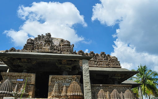 templi, strutture, architettura, adorazione, sacro, induismo, indiano, culture, asiatico, esterno, sculture, muri in pietra, opere murarie, antico, storico, spirituale, religioso, blu, cielo, bianca, soffice, nuvole, Noce di cocco, alberi, palme, naturale, ambiente, tranquillo, calmo, panoramico, nuvola - cielo, destinazioni di viaggio, struttura costruita, esterno dell'edificio, storia, il passato, luogo di culto, religione, viaggio, turismo, costruzione, credenza, giorno, natura, intaglio - prodotto artigianale, mestiere, arte e artigianato, nessuno, antica civiltà, all'aperto, colonna architettonica, archeologia, 4K, CC0, dominio pubblico, privo di copyright