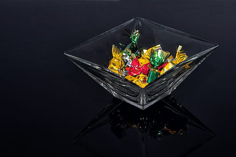 Süßigkeiten, Tasse, Glas, Transparenz, Farbe, Papillote, mehrfarbig, schwarzer Hintergrund, Studioaufnahme, keine Leute, drinnen, Kunst und Handwerk, Kreativität, Nahansicht, Essen und Trinken, Lebensmittel, Stillleben, kopieren sie platz, Natur, schwarze Farbe, Variation, Süßes Essen, Süss, Wahl, Kunst, grauer Hintergrund, klein, 4K, CC0, gemeinfrei, lizenzfrei