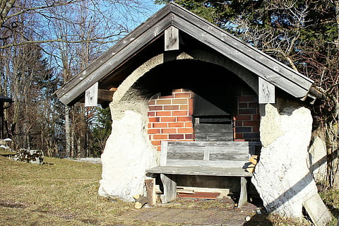 backhaus, piec, chleb, piekarnia, piekarnik, piec chleb, piekarnia chleba, piec chlebowy opalany drewnem, chleb z pieca na drewno, Chata, dom, scena wiejska, na dworze, architektura i budynki, drewno - materiał, Natura, żadnych ludzi, stary, budynek mieszkalny, na zewnątrz budynku, drzewo, domy, zbudowana struktura, architektura, roślina, dzień, siedzenie, światło słoneczne, budynek, nagie drzewo, wylądować, pusty, wzrost, niebo, ławka, 2K, CC0, domena publiczna, darmowe zdjęcia