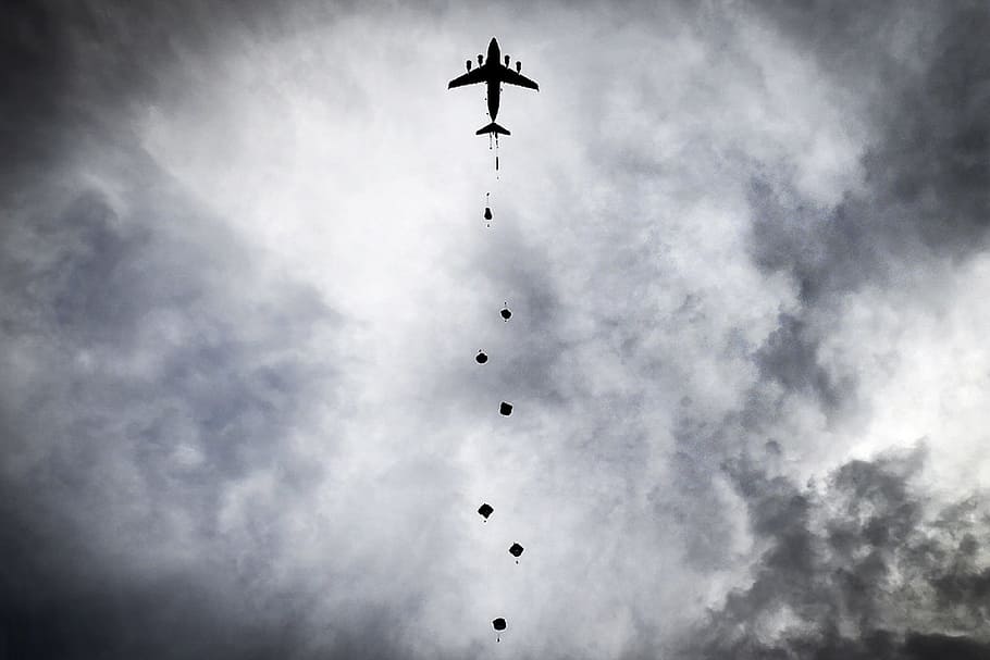 silueta, avión, nublado, cielo, paracaídas, formación, paracaidismo, saltando, militar, aerotransportado, paracaidistas, americano, efectivo, flotante, aire, pabellón, saltador, volador, nube - cielo, vehículo aéreo, naturaleza, en movimiento, modo de transporte, movimiento, transporte, vista de ángulo bajo, espectáculo aéreo, al aire libre, nadie, día, en una fila, gobierno, industria aeroespacial, directamente debajo, 1080P