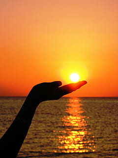 solnedgang, horisont, sol, hånd, finger, lys, sommer, hav, rød, gløder, natur, strand, Kvinder, sollys, menneskelig hånd, silhuet, rolig scene, udendørs, vand, himmel, orange farve, menneskelig kropsdel, optisk illusion, scenics - natur, skønhed i naturen, en person, horisont over vand, ro, kropsdel, linseflare, 1080P, CC0, offentligt domæne, royaltyfrie
