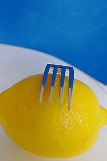 llimona, forquilla, cítrics, coberts, nutrició, vitamines, vitamina c, saborós, frisch, fruita, saludable, groc, blau, primer pla, a l'interior, menjar, natura morta, frescor, menjar i beguda, sol objecte, cap gent, tir de l'estudi, benestar, fons de colors, vista d’angle alt, alimentació saludable, còpia espai, taula, menjar dolç, celebració, temptació, fons blau, 5K, CC0, domini públic, lliure de regalies