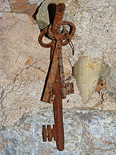 claus, vell, rovellat, ferro, metall, resistent, cap gent, primer pla, dia, funció de construcció de parets, deteriorament, declivi, seguretat, a l'aire lliure, penjant, bloqueig, espatllat, textura, aixafar, abandonat, adjunt, pestell, 4K, CC0, domini públic, lliure de regalies