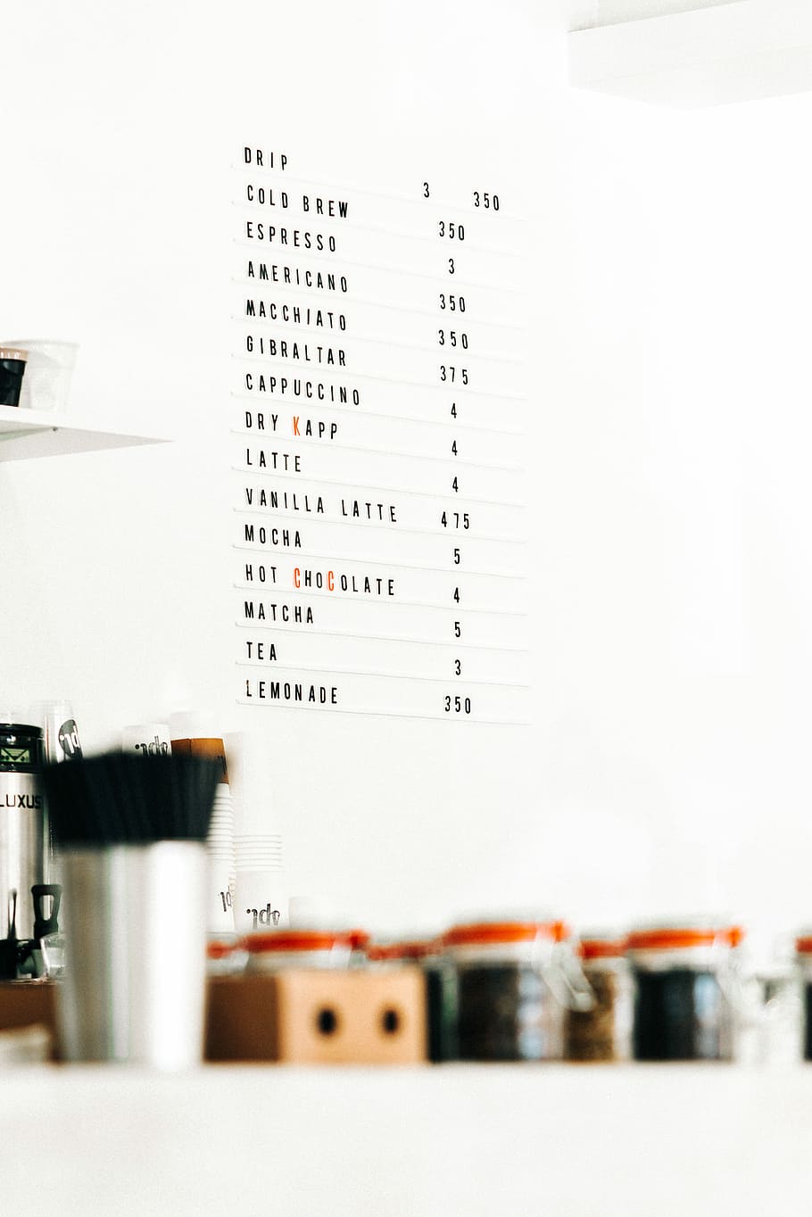menu della caffetteria, bianca, parete, menu, dipinto, bar, caffè, bevande, in casa, nessuno, testo, messa a fuoco selettiva, carta, avvicinamento, Colore bianco, tecnologia, assistenza sanitaria e medicina, lavagna, controllo, copia spazio, industria, di fila, numero, rosso, ordine, scienza, sceneggiatura occidentale, industria elettronica, materiale elettrico, componente elettrico, 4K