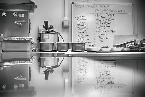 cuina, taula, preparació, text, menjar i beguda, a l'interior, comunicació, equipament per a la llar, guió occidental, menjar, habitació domèstica, cap gent, negocis, cuina domèstica, menú, restaurant, aparell, estri de cuina, casa, escriptura a mà, cafeteria, 5K, CC0, domini públic, lliure de regalies