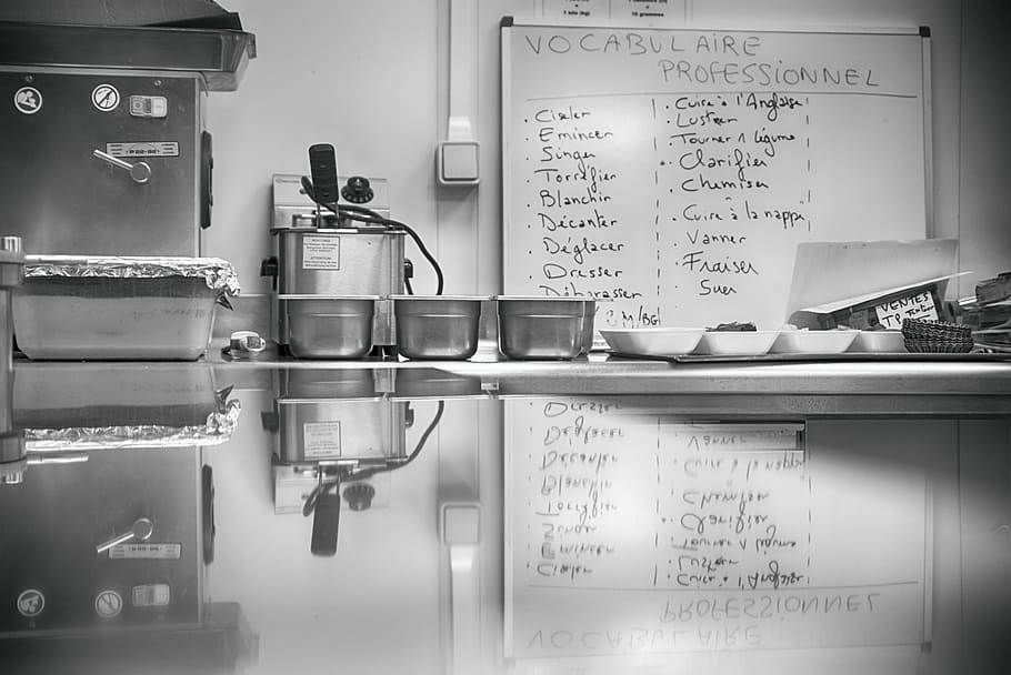cuina, taula, preparació, text, menjar i beguda, a l'interior, comunicació, equipament per a la llar, guió occidental, menjar, habitació domèstica, cap gent, negocis, cuina domèstica, menú, restaurant, aparell, estri de cuina, casa, escriptura a mà, cafeteria, 5K