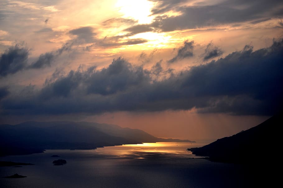 jezioro podczas zachodu słońca, zachód słońca, deszczowy dzień, niebo, Chmura, scena, cloudscape, kanał peljesac, Chorwacja, góry, jezioro, morze, woda, wieczór, zmierzch, noc, krajobraz, widok, pomarańczowe niebo, chmura - niebo, piękno natury, scenics - natura, spokój, spokojna scena, Natura, idylliczny, dramatyczne niebo, sylwetka, żadnych ludzi, Góra, na dworze, kolor pomarańczowy, nabrzeże, 4K