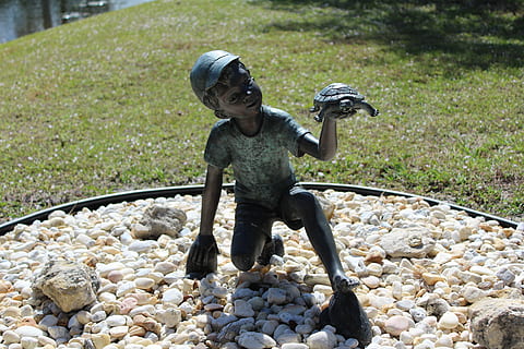 statue, dreng, skildpadde, barn, skulptur, udendørs, mennesker, klippe, solid, rock-objekt, natur, dag, repræsentation, sten - objekt, barndom, dyreliv, hvirveldyr, en person, rullesten, 5K, CC0, offentligt domæne, royaltyfrie